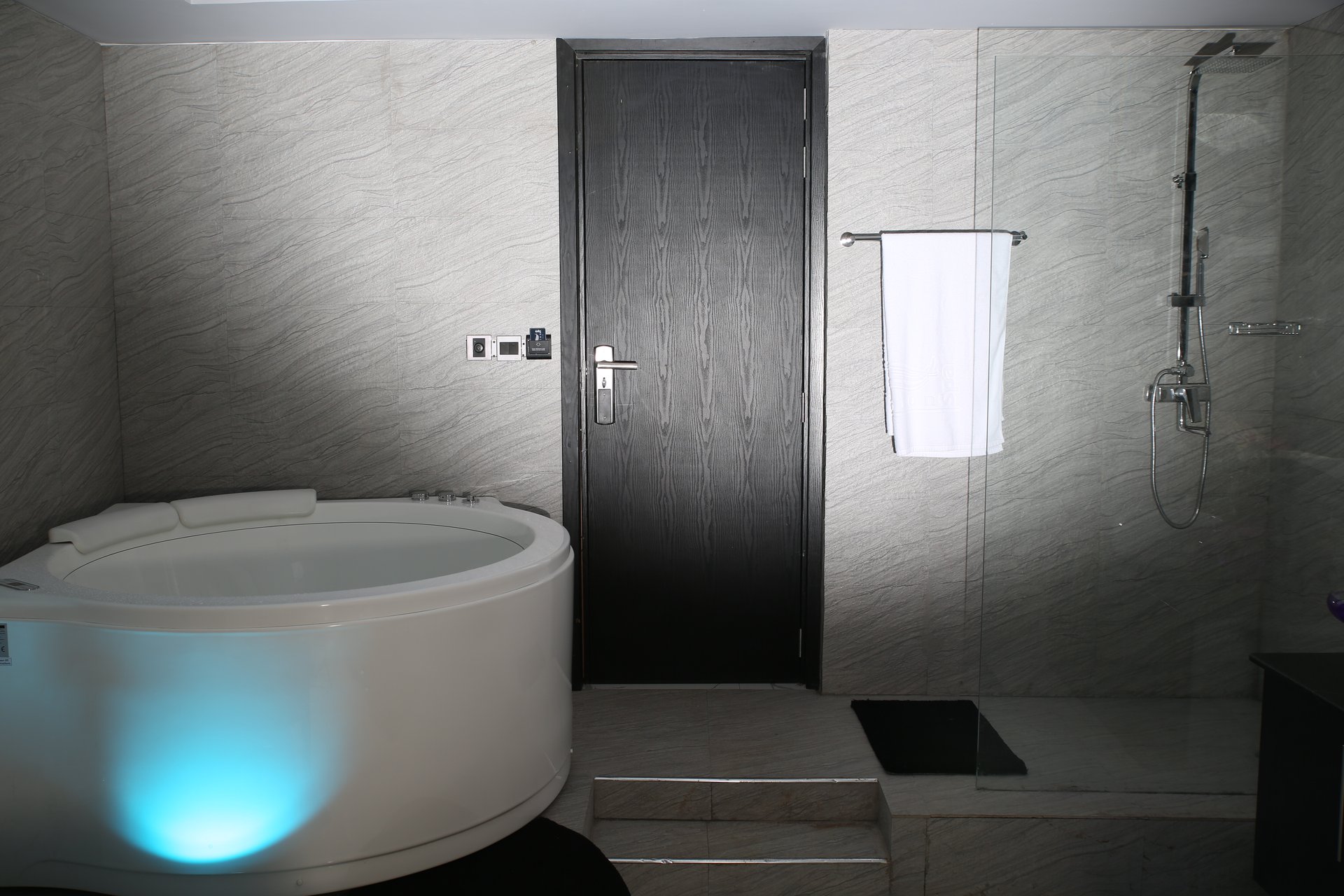 Hydrotherapy Jacuzzi & Steam Suite